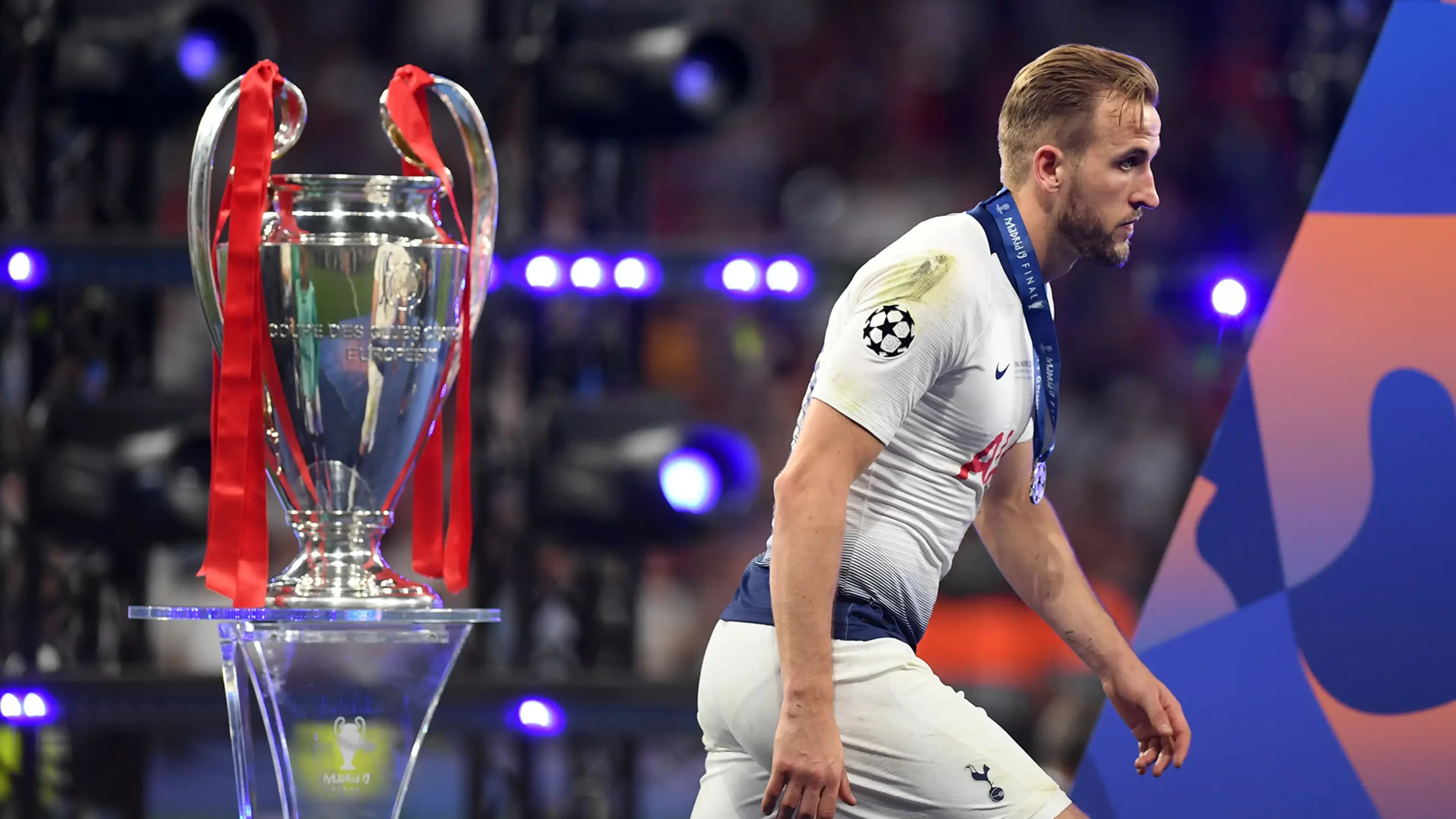 Trofi Yang Baru Saja Diangkat Tim Tottenham Hotspur Menjuarai Tiger Cup
