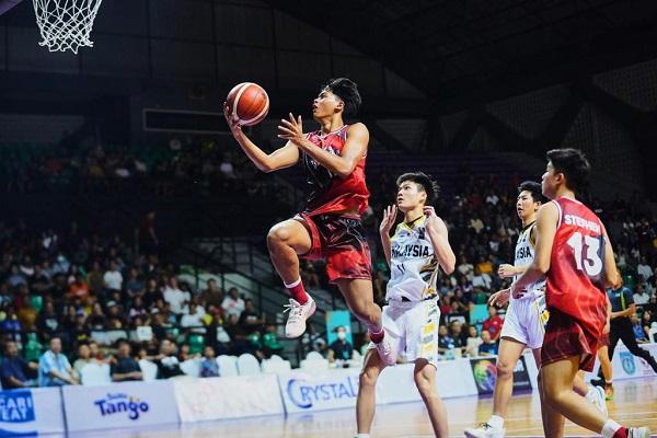 Menpora Dito Serahkan Trophy Juara Basket Di Bandung