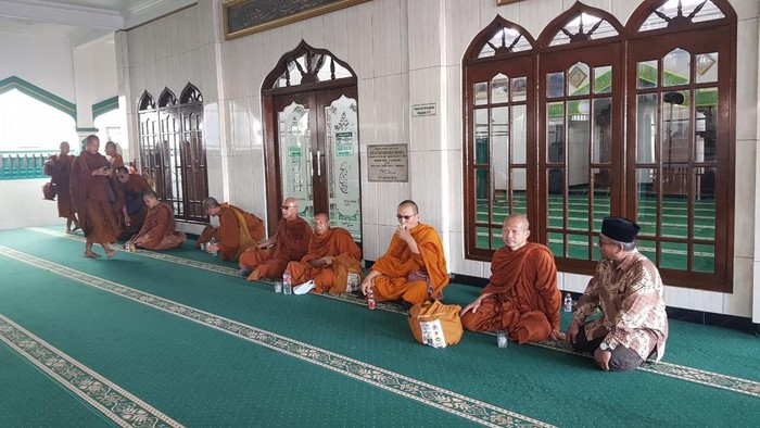 Harmoni di Masjid Bengkal: Kisah Ramah Biksu Thudong dan Kehangatan Takmir Masjid