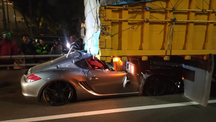 Kecelakaan Mengerikan di Tol Jakarta: Mobil Porsche Tabrakan Fatal dengan Truk Muatan Besi