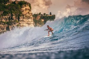Selancar di Pantai Uluwatu