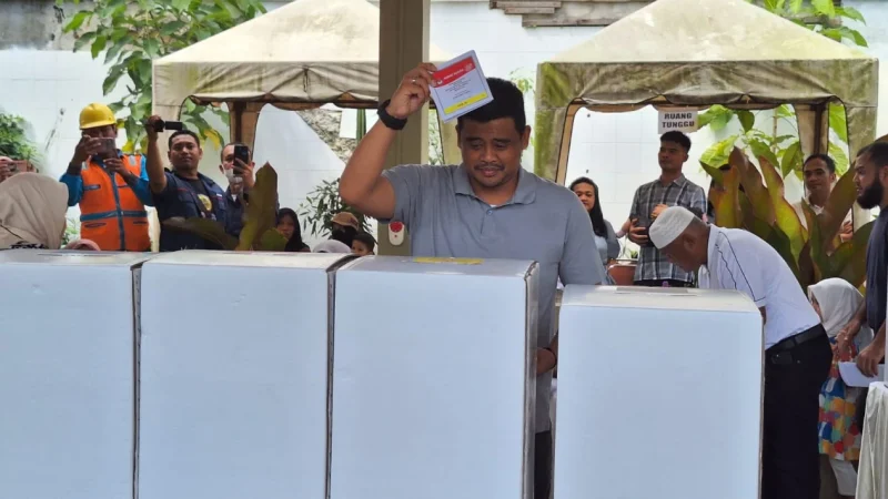 Bobby Nasution dan Kahiyang Ayu Nyoblos di Medan