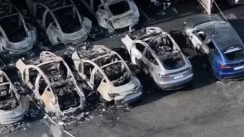 Kebakaran Menghanguskan 17 Mobil di Dealer Tesla di Roma