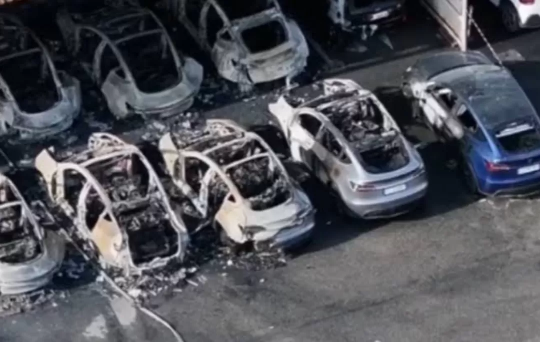 Kebakaran Menghanguskan 17 Mobil di Dealer Tesla di Roma