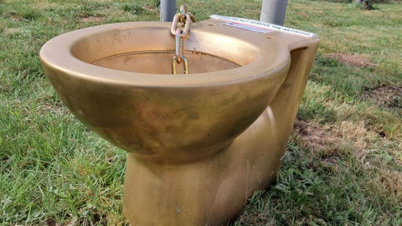 Seniman yang Sulit Dipahami di Balik Toilet Emas Palsu yang Misterius